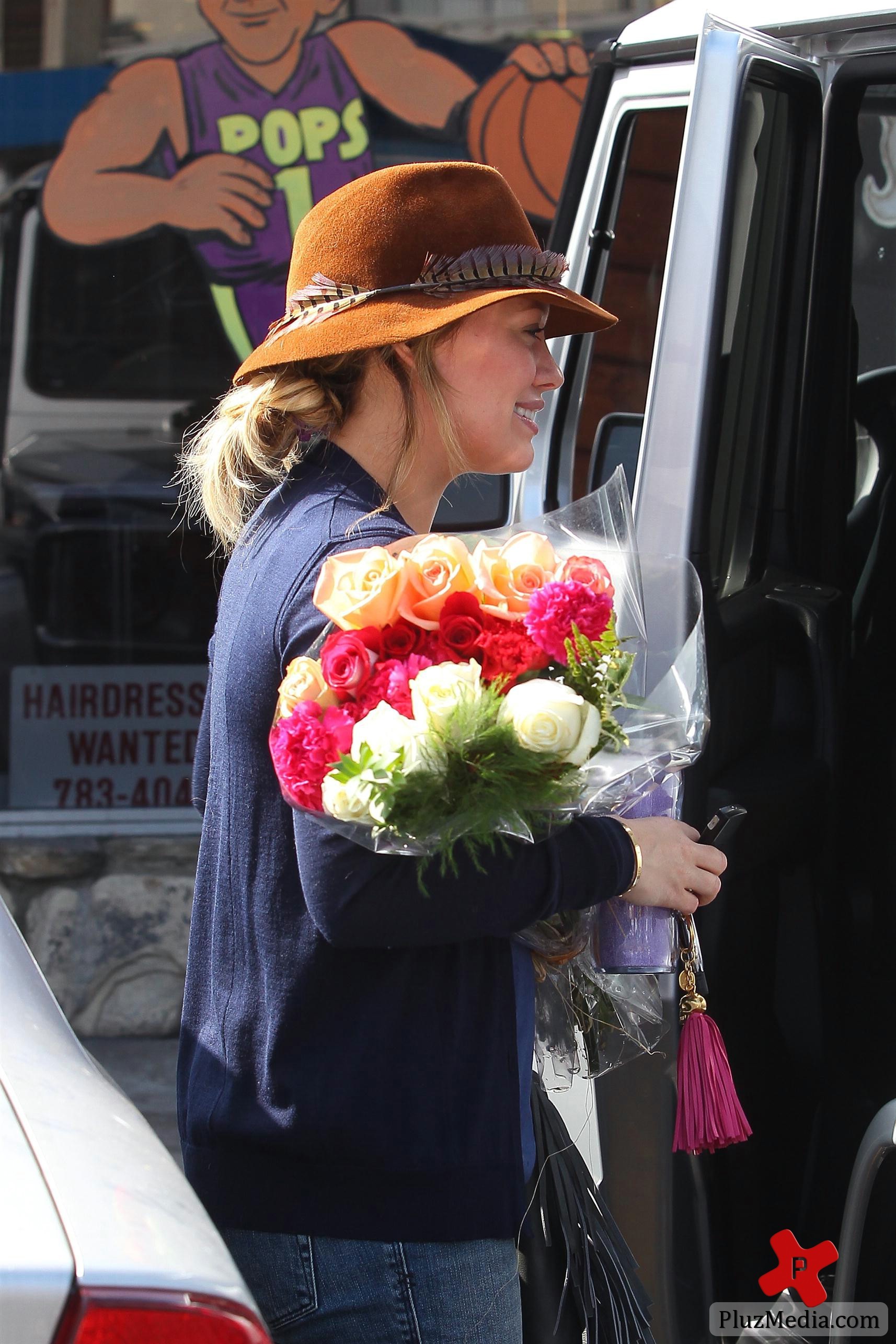 Pregnant Hilary Duff receives flowers from a paparazzo | Picture 88898